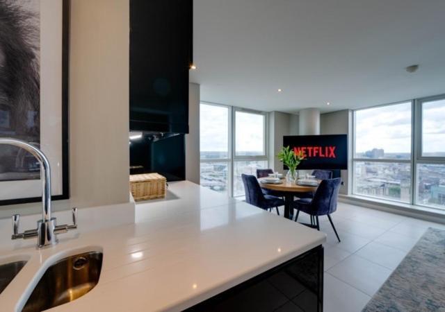 Tallest Building In The City Centre Sleeps 5 Incredible City Mountain And Lagan Views ベルファスト エクステリア 写真